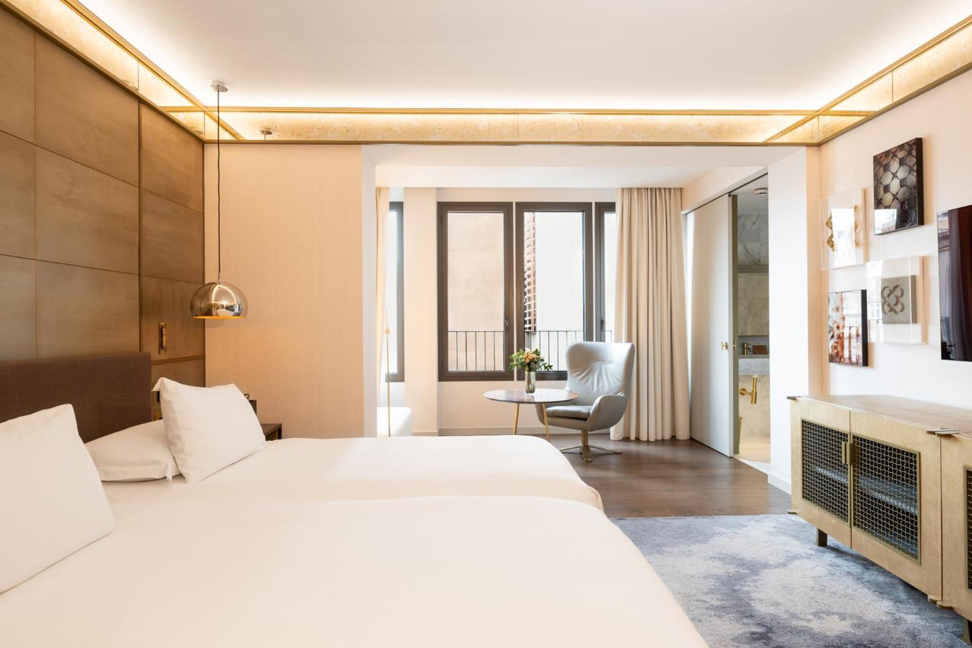King Room with Roll-In Shower - Disability Access